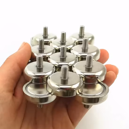 Прочный крючок из неодимового магнита с круглым основанием.